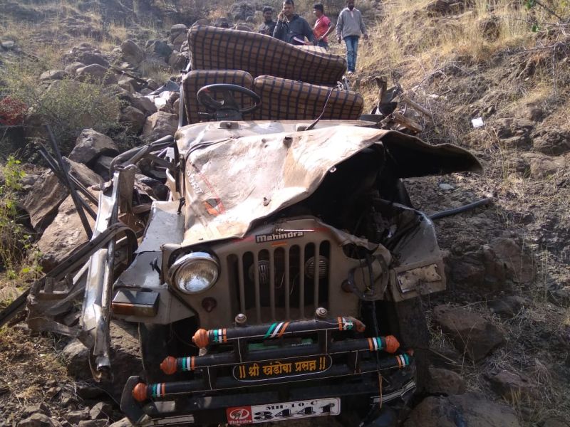 Jeep collapses in 250 feet deep valley in satara, 3 died | जीप 300 फूट खोल दरीत कोसळून अपघात, 3 जणांचा मृत्यू