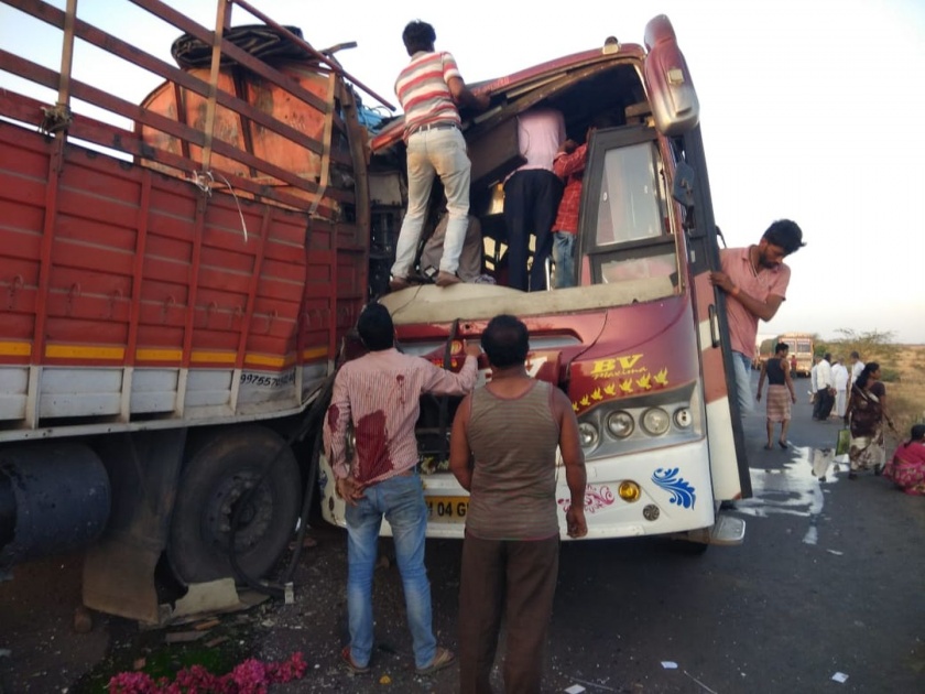 one died ten injured in bus accident in satara | देवदर्शनला जाताना लक्झरी बसला अपघात; एकाचा मृत्यू, दहा जखमी