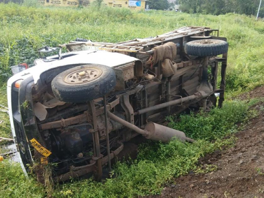 Two killed in tempo accident near Aundh; Twelve injured | औंधजवळ टेम्पो अपघातात दोन ठार; बारा जखमी