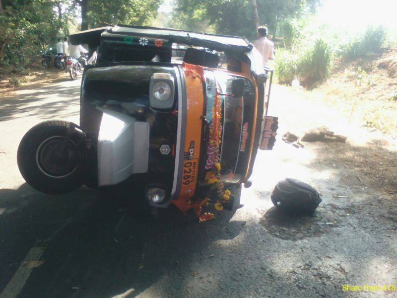 Rickshaw accident at satara, students of class 10th dies | रिक्षा उलटून दहावीतील विद्यार्थ्यांचा जागीच मृत्यू, 5 जण गंभीर 