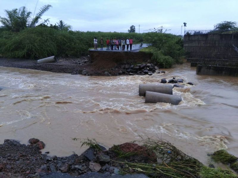 Heavy Rainfall In Satara district | मुसळधार पावसामुळे साता-यातील 60 फूट लांब सोमंथळी पूल गेला वाहून 