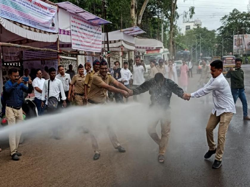 Satara Police stopped four people who set themselves on fire on Independence Day | स्वातंत्र्यदिनी आत्मदहनाची परंपरा कायम; साताऱ्यात पोलिसांनी चौघांना रोखले