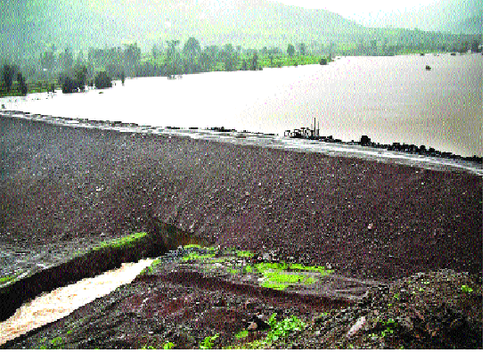  Patan's water resources project has failed due to lack of funds: Farmers also get water from the project: | पाटणचे जलसंपदा प्रकल्प निधीअभावी रखडले-प्रकल्पग्रस्तांच्या शेतीलाही पाणी मिळेना :