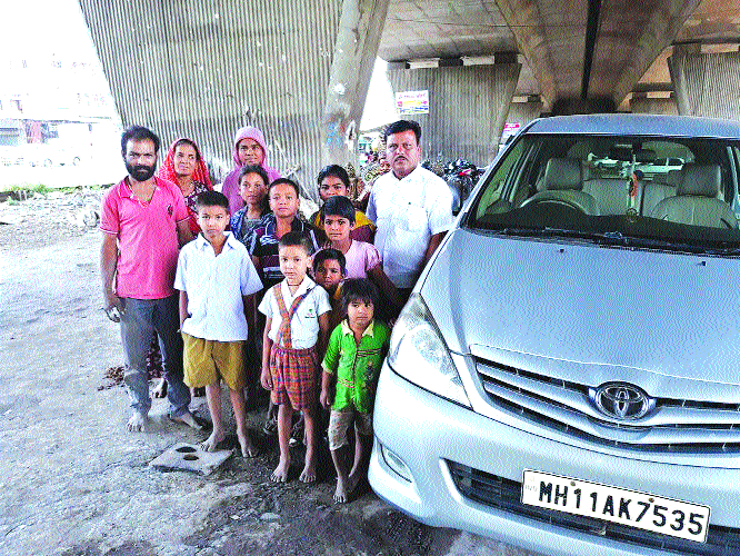  Guruji takes a car to take homeless people to school! | बेघरांना शाळेत घेऊन जाण्यासाठी गुरुजी काढतात स्वत:ची कार !