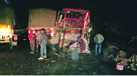 Four vehicles crash near Khambataki tunnel; 14 injured | खंबाटकी बोगद्याजवळ चार वाहनांचा अपघात; १४ जखमी