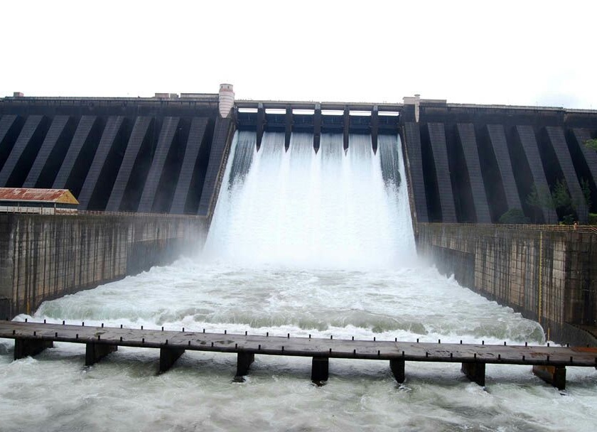 Discharge of 52,000 cusecs of water through six gates of Koyne | कोयनेच्या सहा दरवाजांतून ५२ हजार क्युसेक पाण्याचा विसर्ग