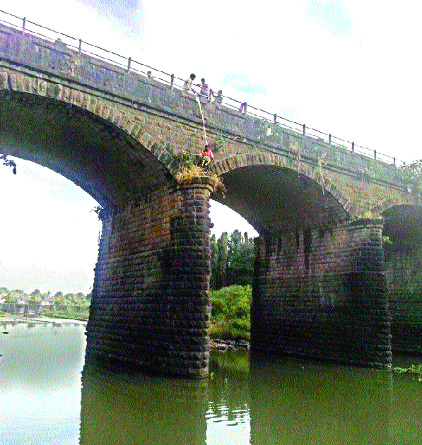 Shocking from the century-old Krishna bridge | शतकवीर कृष्णा पूल श्रमदानातून चकाचक