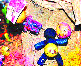 Satara: Release of Vanrai from the dolls of anarchy, 'Anyan' campaign: Mandhrdev dolls of the fort, made combustion of chit | सातारा : करणीच्या बाहुल्यांपासून वनराईची मुक्तता, ‘अंनिस’ची मोहीम : मांढरदेव गडावरील बाहुल्या, चिठ्ठ्यांचे केले दहन