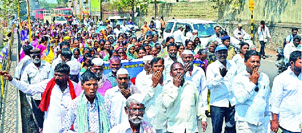  Shankhvagni movement with 'Ranjanigans' of 'Bahujan' in Tehsil: Tehsil | कऱ्हाडात ‘बहुजन’चे रणरागिणींसह शंखध्वनी आंदोलन : तहसीलपुढे ठिय्या