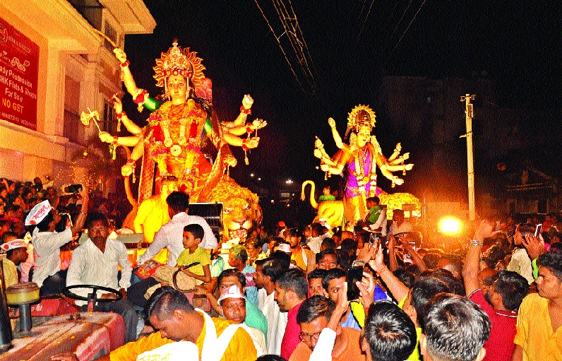 Immersion of Durga idols in 'Uday Gan Ambe Uday' | ‘उदे गं अंबे उदे’च्या गजरात दुर्गामूर्तींचे विसर्जन