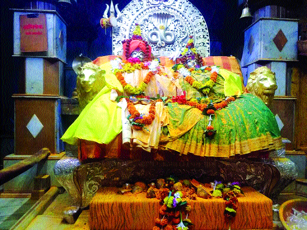 Silver throne for Shri Khandoba-Mhalsa idols | श्री खंडोबा-म्हाळसा मूर्तींसाठी चांदीचे सिंहासन