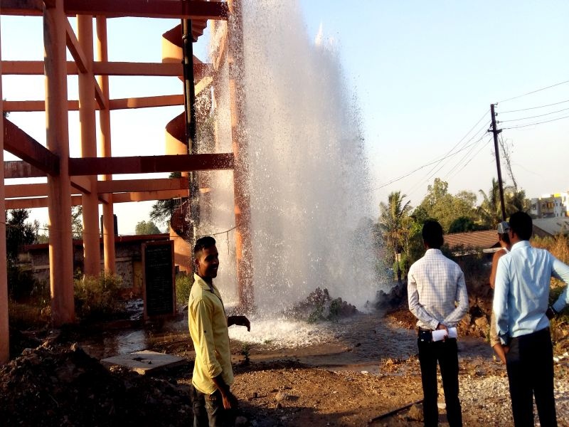 waste billions of liters of water due to voltage slip in Yashwant park | सातारा नगरपालिकेसमोर पाण्याचा धबधबा, यशवंत उद्यानातील व्हॉल्व्ह स्लीप झाल्याने लाखो लिटर पाणी वाया