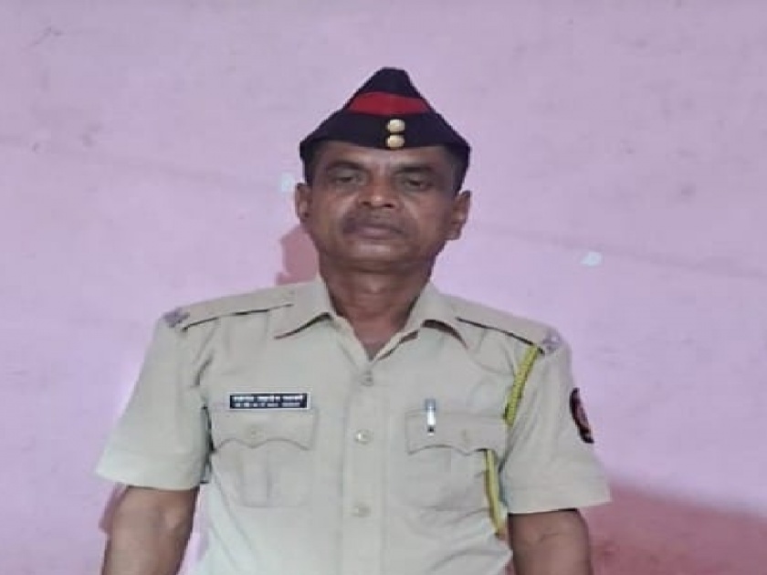 Police uniform after 30 years on Balwant Padsare from wai Satara district | Satara: सेवासमाप्त बळवंत पडसरेंच्या अंगावर ३० वर्षानंतर पोलिसाची वर्दी; नेमकं प्रकरण काय...वाचा