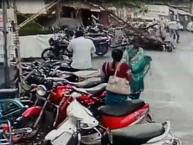 VIDEO - Satara-electric pillars collapsed and injured! | VIDEO- साता-यात विद्युत खांब कोसळून तिघे जखमी !