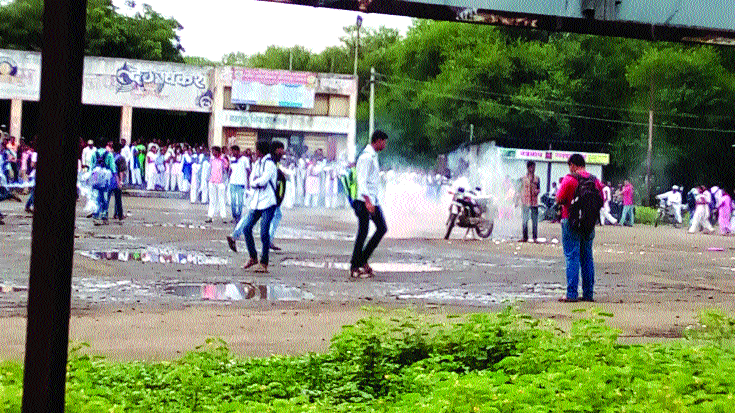 Birthday rioting at Rahimatpur bus station | रहिमतपूर बसस्थानकात वाढदिवसाची हुल्लडबाजी