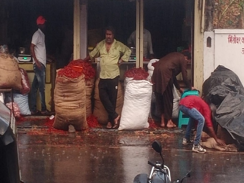Unseasonal rain lashed Satara again, Citizens rush with vendors | साताऱ्याला पुन्हा पावसाने झोडपले; वीजपुरवठा खंडित, विक्रेत्यांसह नागरिकांची धांदल उडाली