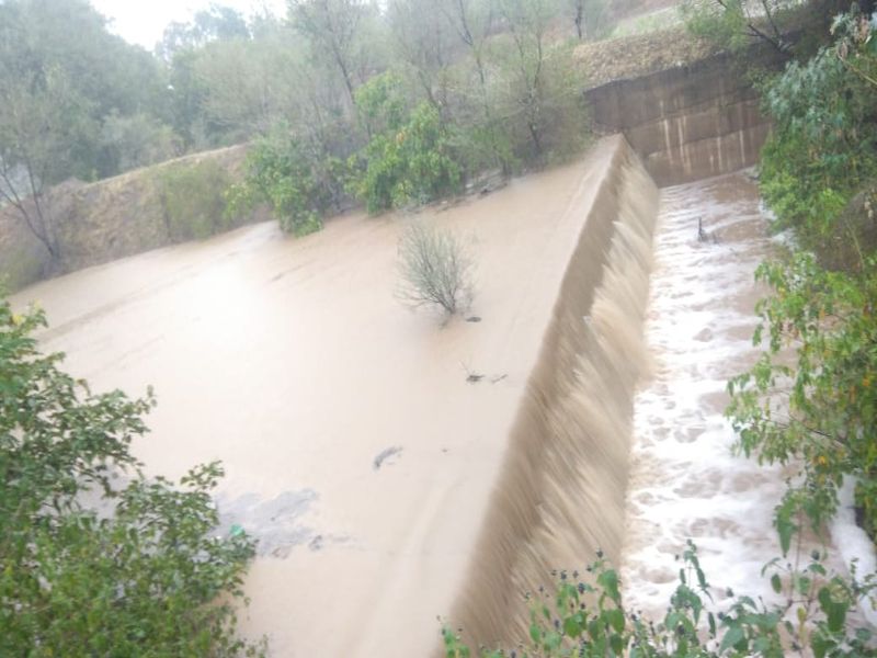 heavy rainfall in satara | दुष्काळी माणमधील ओढे, नाले, बंधारे ओव्हर फ्लो