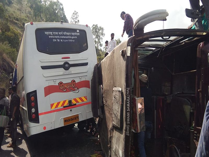 Shivshahi bus- Travel accident in Satara; 50 passengers injured | साताऱ्यात शिवशाही बस- ट्रॅव्हल्सचा अपघात; 50 प्रवासी जखमी