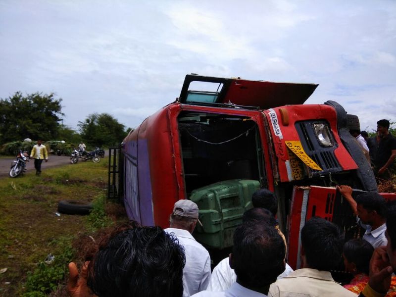 While driving the ST, the driver came in a lot, and 43 people were injured in the ST field | एसटी चालवताना चालकाला आली चक्कर, एसटी शेतात घुसून 43 जण जखमी