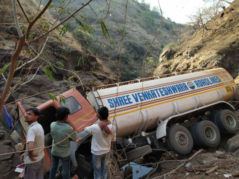 Satara: Truck collapses in the valley of Urul Ghat, driver dies | सातारा : उरुल घाटातील दरीत कोसळला ट्रक, चालकाचा मृत्यू