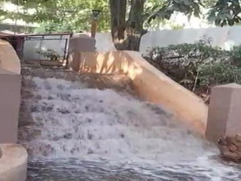 Leakage of water supply valve in Satara, Thousands of liters of water was wasted in summer | बोंबाबोंब.. ऐन उन्हाळ्यात हजारो लिटर पाणी वाया, साताऱ्यात पाणीपुरवठ्याचा व्हॉल्व्हला गळती
