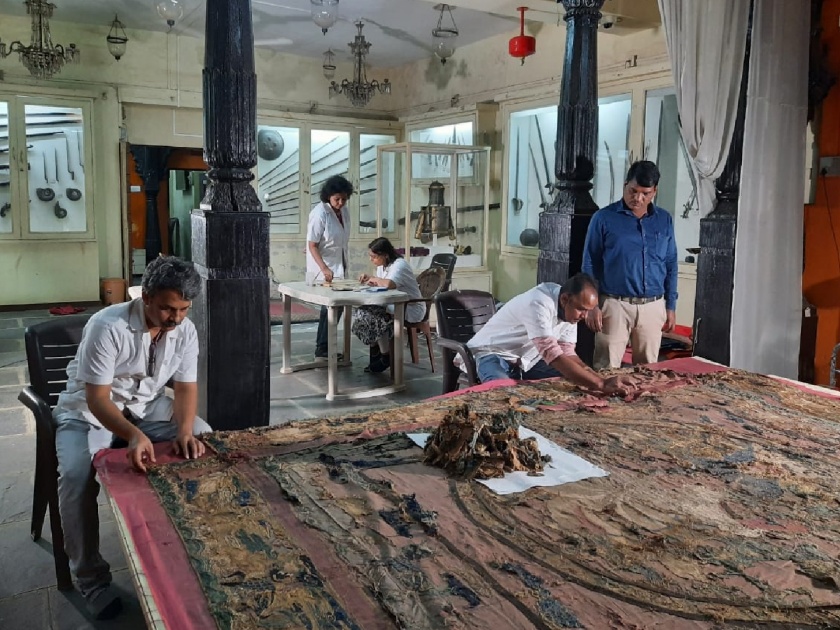 Archaeological Survey of Chhatrapati Shivaji Maharaj Museum at Satara | साताऱ्याचे तख्त अनेक पिढ्या पाहणार, जुन्या वस्तूंचे ‘पुरातत्व’कडून जतन