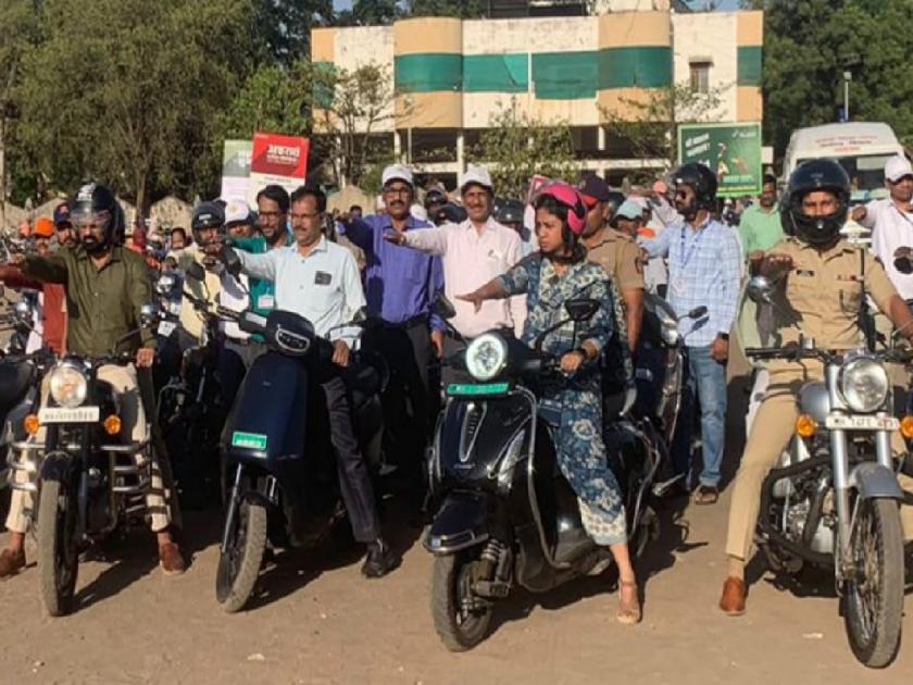 Two wheeler rally of the district administration to get 100 percent voting in Satara Lok Sabha elections | साताऱ्यात मतदान जागृतीसाठी अधिकारी दुचाकीवर; अनेक गावांतून मार्गस्थ..