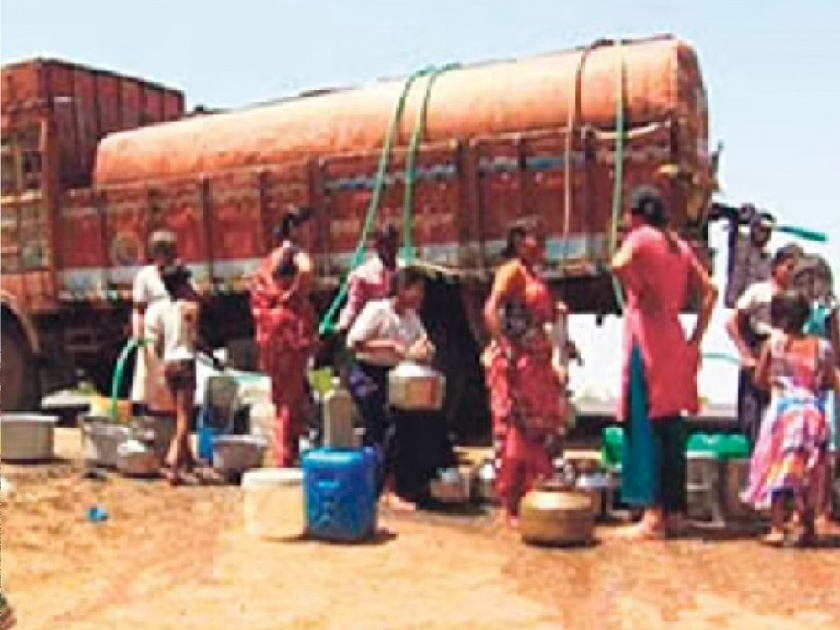 Water scarcity situation is serious in Satara district, 103 private tankers started | पाण्यासाठी वाटा फुटल्या; सातारा जिल्ह्यात दोन लाख नागरिकांच्या घशाला कोरड, टॅंकरने पाणीपुरवठा सुरु