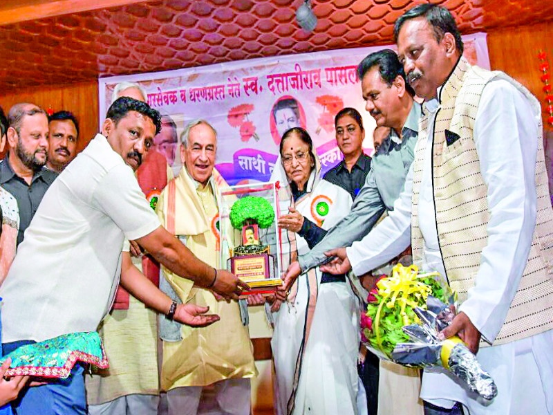 Bhai Vaidya honored by Pratibha Patil in pune | समाजहितासाठी झटणारी माणसे दीर्घायू व्हावीत : प्रतिभा पाटील : भाई वैैद्य यांना पुरस्कार प्रदान 