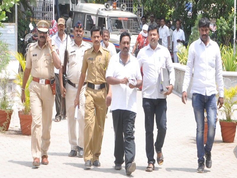 MNP Pathdiive scam: Seven petitions of Satpute police custody increased by two days | मनपा पथदिवे घोटाळा : सातपुतेच्या पोलीस कोठडीत दोन दिवसांची वाढ