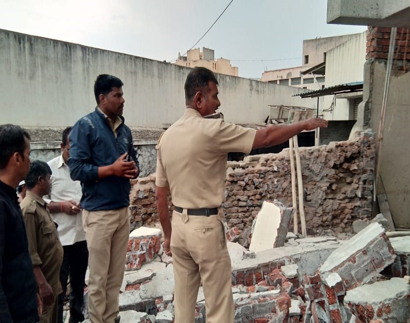 The wall of Ahmednagar city collapses: Death of three people | अहमदनगर शहरात भिंत कोसळली : दोन भावांसह मेहुण्याचा मृत्यू 