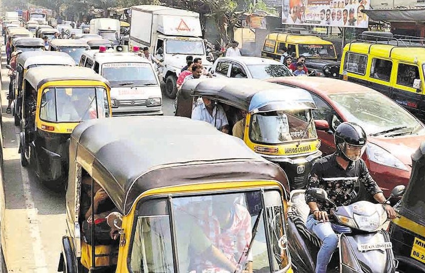Effect on Students who going school after time cause of traffic jam at Patripul, Kalyan | कल्याणमधील पत्रीपूलाच्या वाहतूक कोंडीचा फटका विद्यार्थ्यांनाही; शाळेला लागतोय लेटमार्क