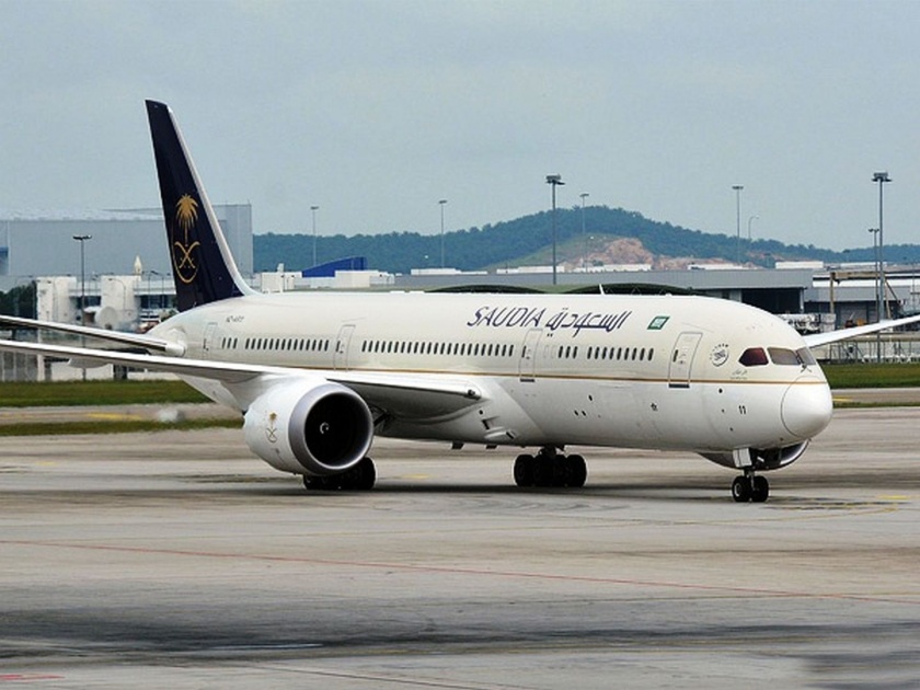 Saudia passenger jet sv 832 turns around after mother forgets her baby at Aitport | आई एअरपोर्टवर मुलाला विसरून विमानात बसली आणि....