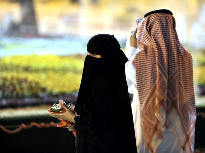 Saudi man divorces wife for walking ahead' | चालताना आपल्या पुढे निघून गेल्याने पत्नीला दिला घटस्फोट