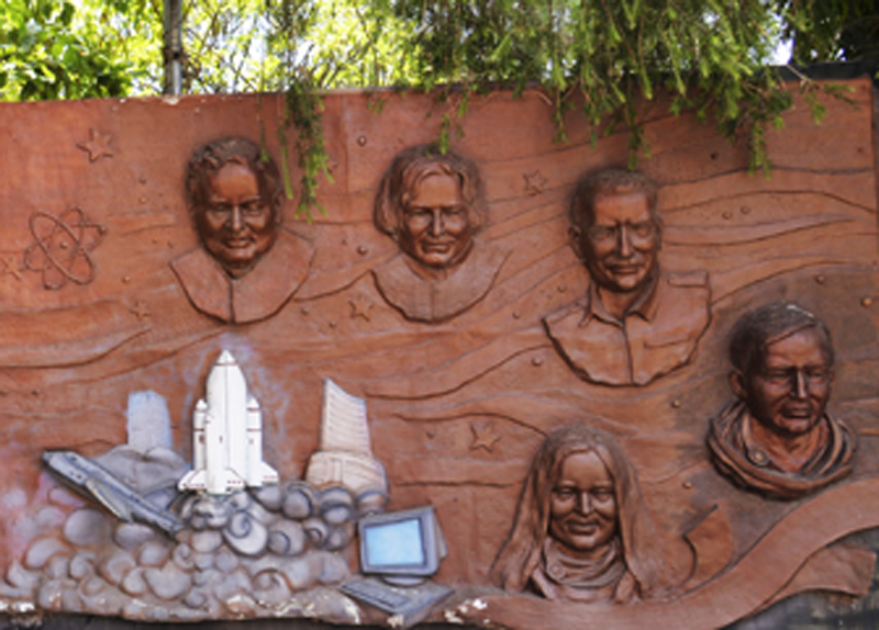 Savarkar's sculpture in the park of Markandeya in Solapur | सोलापुरातील मार्कंडेय उद्यानात साकारले सावरकरांचे शिल्पचरित्र