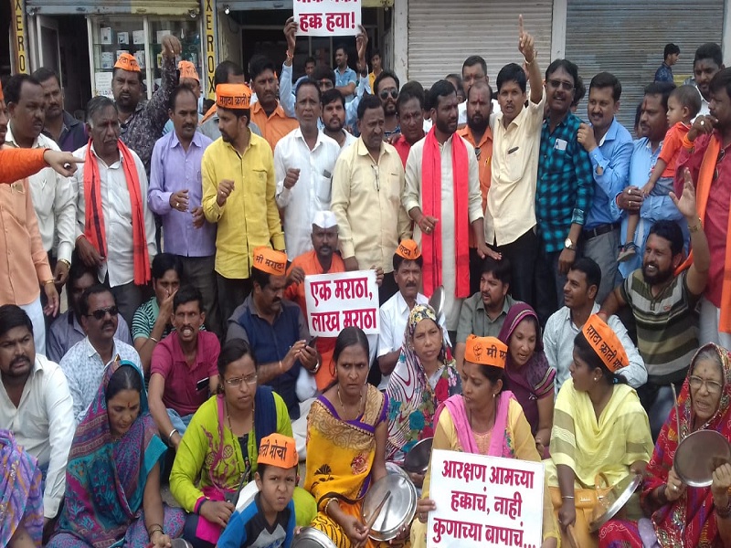 Maratha Kranti Morcha's agitation infront of MLA Atul Save | आमदार अतुल सावे यांच्या कार्यालयासमोर मराठा क्रांतीमोर्चाचा ठिय्या