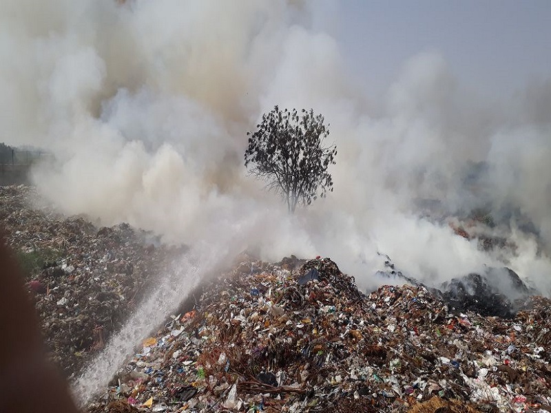 Savde's depot looted fire: One thousand tonnes of garbage burnt | सावेडीच्या डेपोतील कचरा आगीत भस्मसात : एक हजार टन कचरा जळाला