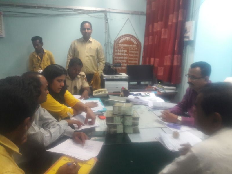 25 lakhs seized on the Sironji post of Saoner in Nagpur district | नागपूर जिल्ह्यातील सावनेरच्या सिरोंजी पोस्टवर २५ लाख पकडले