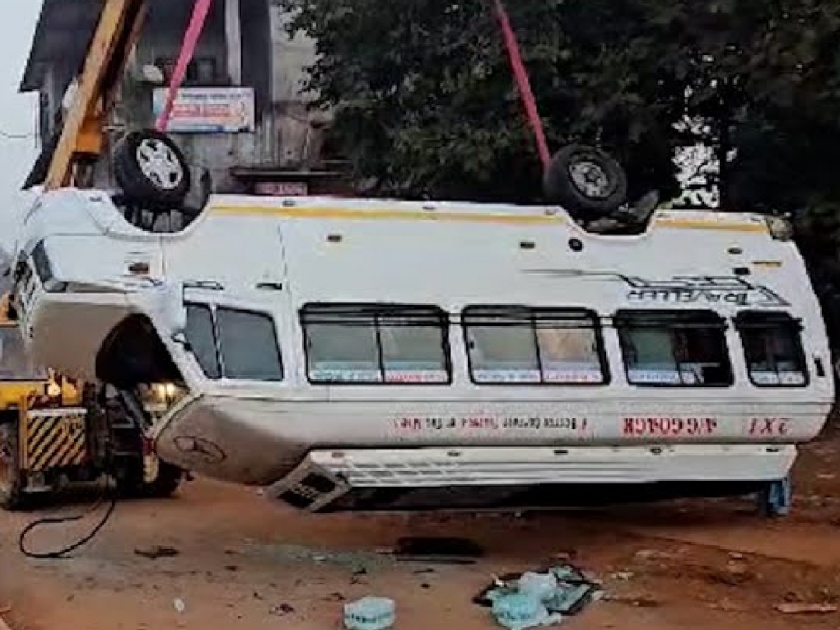 Travels accident at Sawarde on Mumbai-Goa highway, 16 injured | सावर्डे येथे ट्रॅव्हल्सचा अपघात, १६ जण जखमी; मुंबईहून आले होते पर्यटनाला