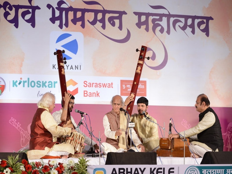 Sarod's melodious tunes and pandit Kashalkar vocals brightened the second half in Sawai Gandharva Bhimsen Mahotsav | Sawai Gandharva Bhimsen Mahotsav: सरोदचे धीरगंभीर सूर आणि पं. कशाळकर यांच्या गायकीने उत्तरार्ध रंगतदार
