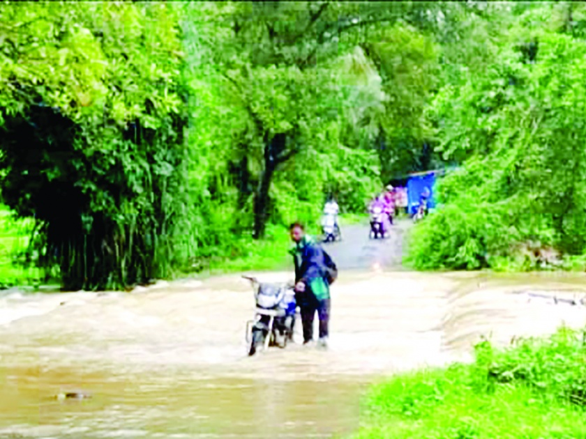 Heavy rains disrupt traffic in Sawantwadi: Vehicles get stuck on several bridges | सावंतवाडीत मुसळधार, वाहतूक विस्कळीत : अनेक पुलांवर पाणी, वाहने अडकली