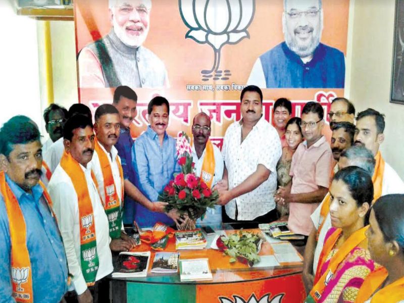 Swabhiman pushing the party, the Gram Panchayat sarpanch and members of the BJP | राणेंच्या स्वाभिमान पक्षाला धक्का, सरपंचांसह ग्रामपंचायत सदस्य भाजपात 