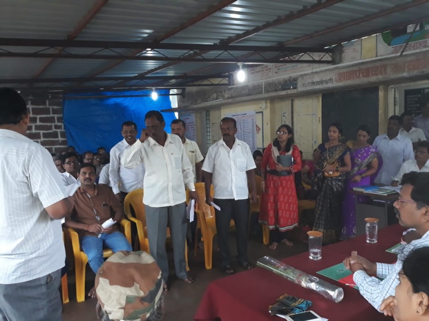 Sindhudurg: Contractor constituted for construction officer, member aggressor at Panchayat committee meeting | सिंधुदुर्ग: बांधकामचे अधिकारीच बनले ठेकेदार, सावंतवाडी पंचायत समिती बैठकीत सदस्य आक्रमक 