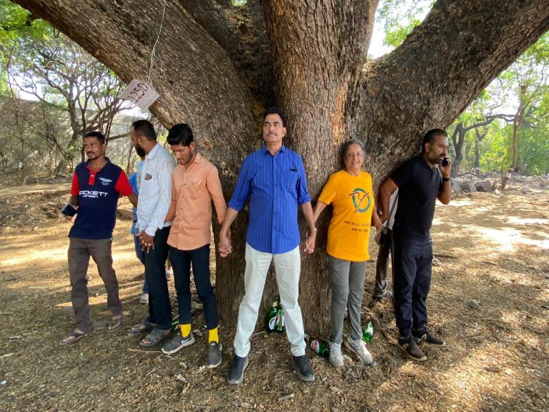 Sayaji Shinde also with the trees to save the trees Will meet Pune Municipal Commissioner | झाडं वाचविण्यासाठी सयाजी शिंदेही झाडांसोबत; पुणे महापालिका आयुक्तांची भेट घेणार