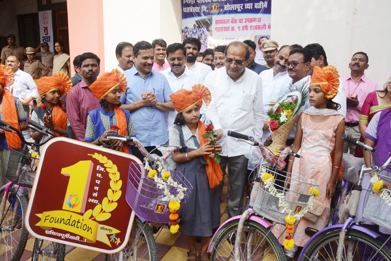 Solapur Zilla Parishad distributed 100 bicycles for the girls of villages to come to school | गावागावातील मुली शाळेत येण्यासाठी सोलापूर जिल्हा परिषदेने वाटल्या १्०० सायकली