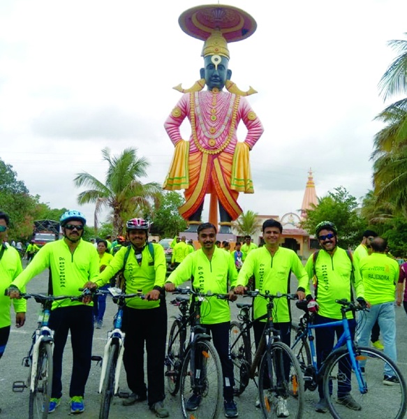 Sixteen cyclists, blessed with the visit of Vahittha Vishnu! | सहाशे सायकलस्वार जाहले विठ्ठलाच्या दर्शनाने धन्य धन्य !