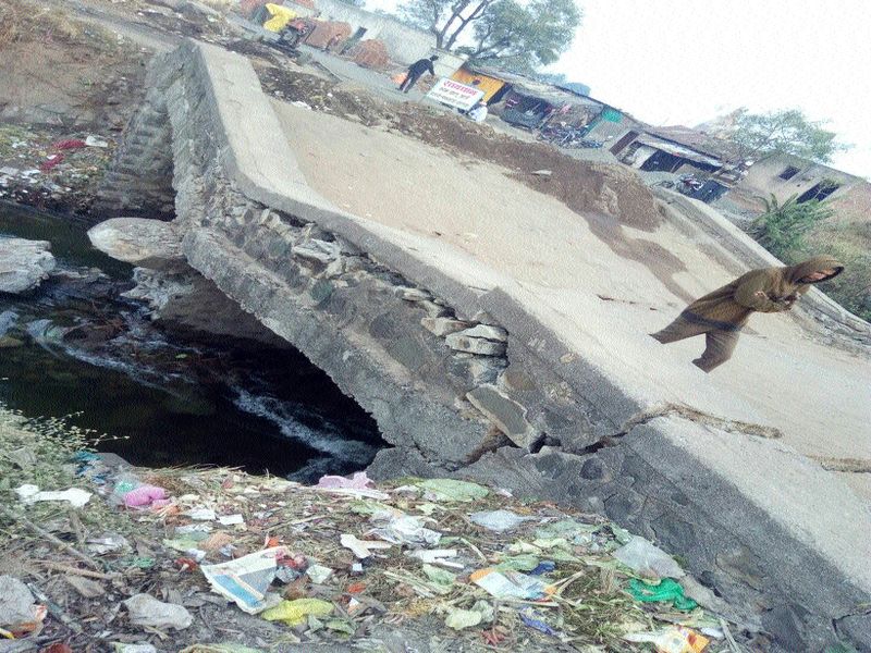 Barwadi bridge shut down; Citizens' closure | बेरवाडी पुलावरील वाहतूक बंद; संपर्क तुटल्याने नागरिकांचे हाल