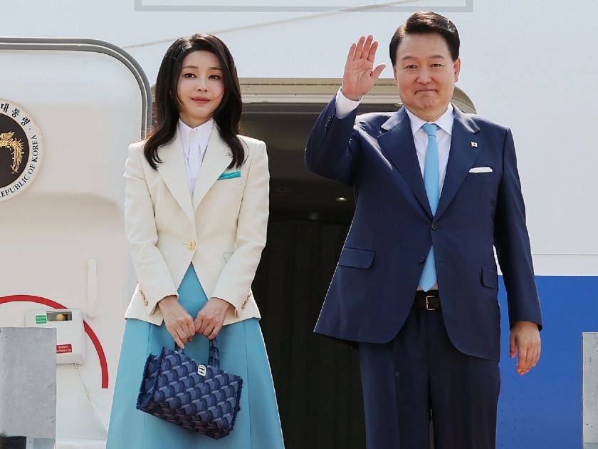 South Korean President Yoon Suk Yeol's wife's expensive bag has caused a problem | पत्नीच्या ‘बॅग’ने केली राष्ट्राध्यक्षांची अडचण; निवडणुकीपूर्वी Video झाला व्हायरल