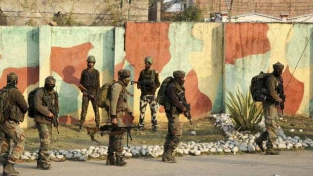 Intelligence input warns against terrorists’ plans to carry out an attack on Srinagar and Awantipora air bases | हवाईदलाच्या तळांवर हल्ला करण्याचा दहशतवाद्यांचा कट; श्रीनगरमध्ये हायअलर्ट  
