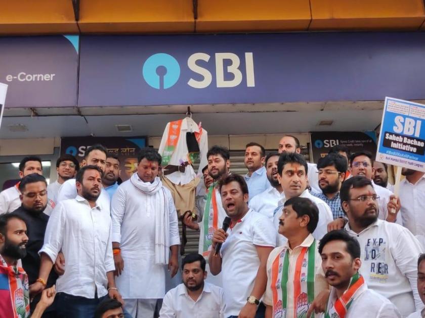 Protests of Youth Congress against State Bank, B.V. Srinivasa's presence | इलेक्ट्रॉल बाँडप्रकरणी युवक काँग्रेसची स्टेट बँकेविरोधात निदर्शने, बी.व्ही. श्रीनिवास यांची उपस्थिती